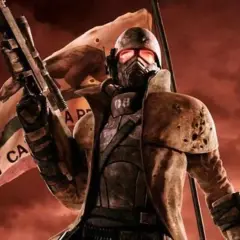 Żołnierz w pancerzu z maską i karabinem, za nim powiewa flaga z napisem "NEW CA". Wygląda jak z gry Fallout New Vegas 2.