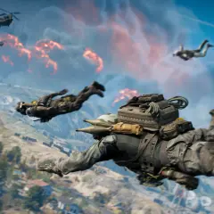 Żołnierze skaczą ze spadochronami nad płonącym polem bitwy. To intensywny battlefield battle royale.