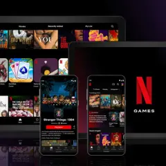 Na ekranach tabletów i smartfonów widać interfejs aplikacji Netflix z grami mobilnymi, w tym "Stranger Things". Odkryj nowe **Netflix gry**!