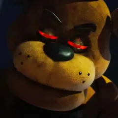 Freddy Fazbear z czerwonymi, świecącymi oczami, wygląda złowrogo w ciemności.