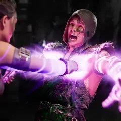 Kobieta zadaje śmiertelny cios, przebijając przeciwnika fioletową energią. To brutalny fatality w stylu Mortal Kombat.