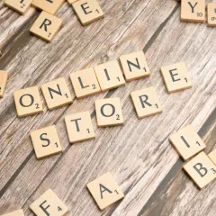 Litery na drewnianym tle układają się w słowa "ONLINE STORE". To wielka strategia dla każdego biznesu.