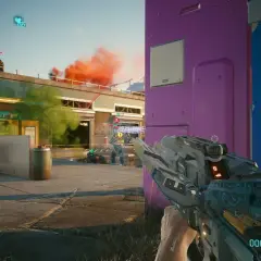 Cyberpunk 2077: Nowa gra plus. W środku walki, dym i akcja. Gracz celuje z broni, zbliżając się do stacji benzynowej.