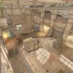 Wnętrze magazynu z widokiem z góry, gdzie gracze Counter-Strike'a mogą ukryć się w **cache CS2**.