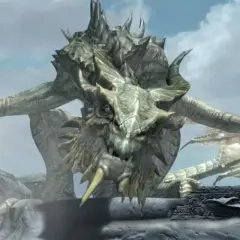 Smok z gry Skyrim, z bliska, na tle nieba.