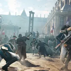Scena z Assassin's Creed Unity, gdzie gracze mogą sprawdzić wymagania sprzętowe, ukazuje walkę na ulicach Paryża z gilotyną w tle.