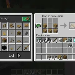 Gracz tworzy dębową łódkę w Minecrafcie, używając desek.