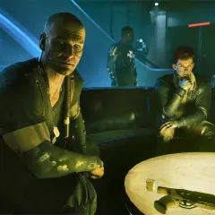Dwaj mężczyźni siedzą na kanapie w cyberpunkowym klubie. Na stole leży pistolet. To był trudny dzien proby.