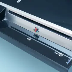 Konsola PlayStation 3, kiedy wyszło PS3, z kolorowym logo PlayStation i przyciskami zasilania i eject.