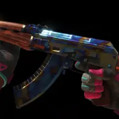 Ręce w różowych rękawiczkach trzymają AK-47 z unikalnym skinem, który może być najdroższy skin w CS GO.