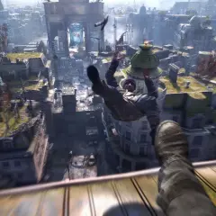 Gracz w grze Dying Light 2 spada z dachu, a miasto rozciąga się pod nim. Sprawdź Dying Light wymagania!