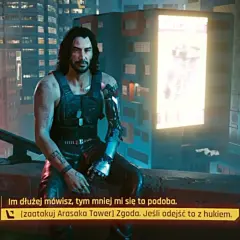 Johnny Silverhand na dachu, rozważający cyberpunk sekretne zakończenie. Miasto nocą, neonowe światła.