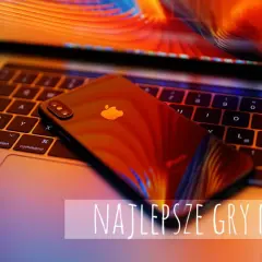 iPhone z jabłuszkiem na klawiaturze laptopa. Czas na najlepsze gry na iPhone!