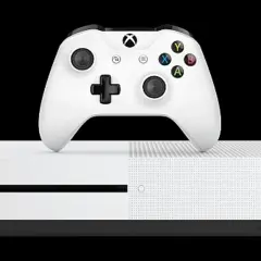 Biały kontroler Xbox One spoczywa na białej konsoli Xbox One na czarnym tle.