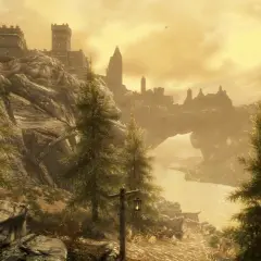 Majestatyczny krajobraz Skyrim z zamkiem na wzgórzu i łukiem skalnym. Idealny do sprawdzenia wymagań sprzętowych gry.