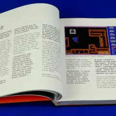 Portret Scotta Millera w stylu pixel art, obok fragmenty gier komputerowych z lat 90.