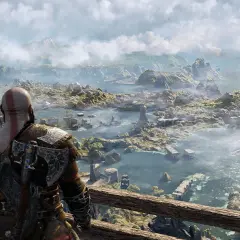Kratos spogląda na rozległy krajobraz, zastanawiając się, ile godzin zajmie mu odkrycie wszystkich tajemnic tego świata w God of War.