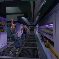 Gracz walczy z zombie w korytarzu stacji kosmicznej. To klasyczny przykład gry typu immersive sim, gdzie liczy się strategia i otoczenie.