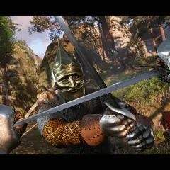 Intensywna walka w Kingdom Come: Deliverance. Dwóch rycerzy w zbrojach i hełmach z maskami mierzy się mieczami w lesie.
