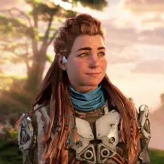 Aloy z gry Horizon w zbroi, z warkoczami i niebieską chustą, na tle zachodzącego słońca.