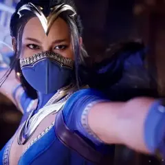 Mortal Kombat Kitana w niebieskim stroju z wachlarzem gotowa do walki.