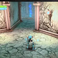 Postać w zbroi w grze medievil 2 remake przemierza kamienny korytarz z pochodniami i niebieskim płomieniem w oddali.