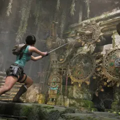 Lara Croft w nowym Tomb Raiderze używa liny, by uruchomić starożytny mechanizm w jaskini.