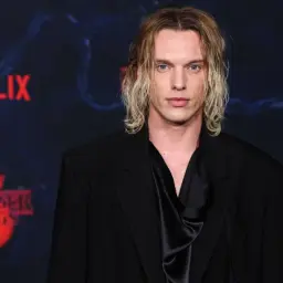 Jamie Campbell Bower, aktor Vecny ze Stranger Things, na premierze serialu.