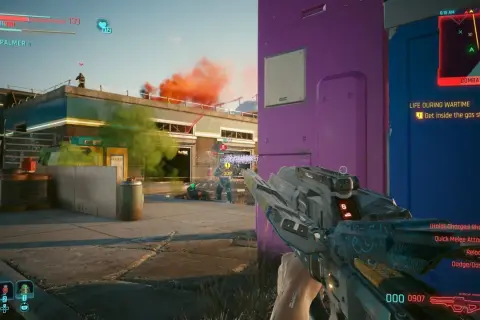 Cyberpunk 2077: Nowa gra plus. W środku walki, dym i akcja. Gracz celuje z broni, zbliżając się do stacji benzynowej.