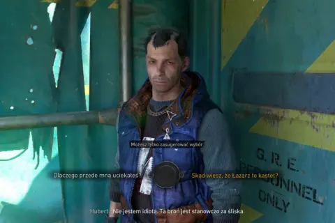 Postać z gry Dying Light 2 w trybie coop, rozmawia z kimś, kto uciekał.