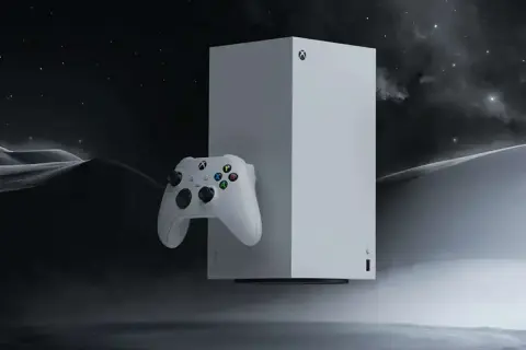 Biały kontroler Xbox i konsola unoszą się w mrocznym, gwieździstym krajobrazie. To był przełom, kiedy wyszedł Xbox Series X.