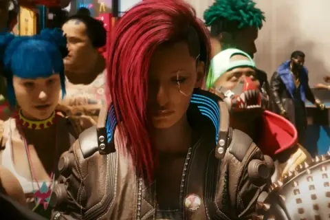 Postacie w grze cyberpunk online: dziewczyna z niebieskimi włosami, kobieta z rudymi włosami i cybernetycznymi implantami, mężczyzna w futrzanym płaszczu.