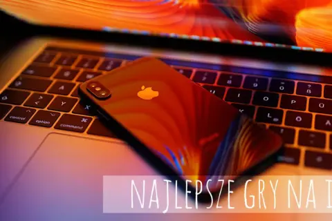 iPhone z jabłuszkiem na klawiaturze laptopa. Czas na najlepsze gry na iPhone!