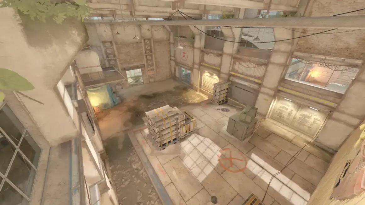 Wnętrze magazynu z widokiem z góry, gdzie gracze Counter-Strike'a mogą ukryć się w **cache CS2**.