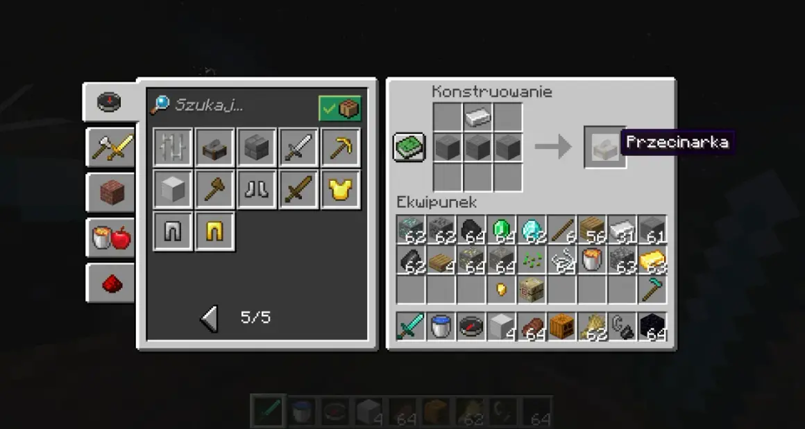 Gracz tworzy w Minecrafcie przecinarkę, używając żelaza i kamienia. W ekwipunku ma też diamenty i złoto.