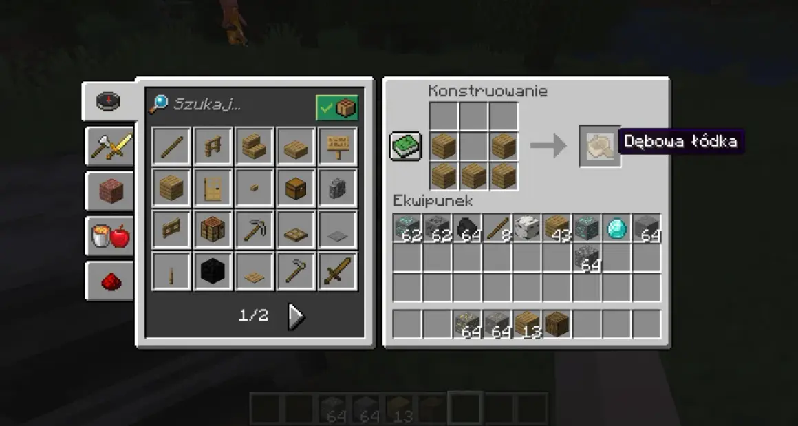 Gracz tworzy dębową łódkę w Minecrafcie, używając desek.