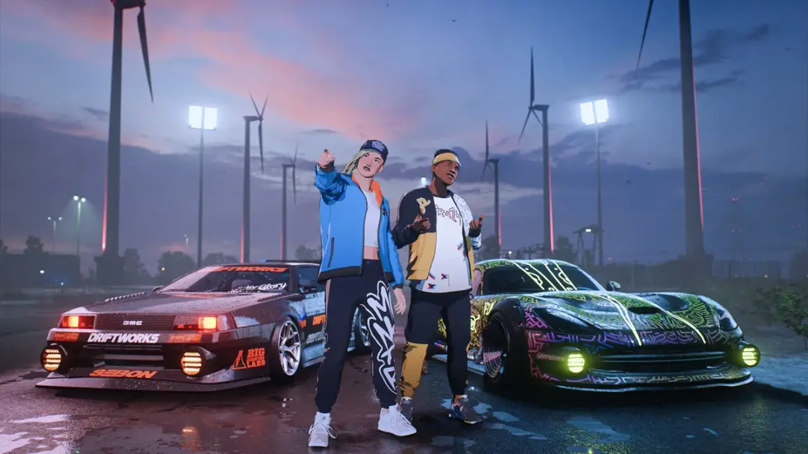 Dwóch graczy z najnowszego Need for Speed pozuje przy zmodyfikowanych autach na tle wiatraków i nocnego nieba.