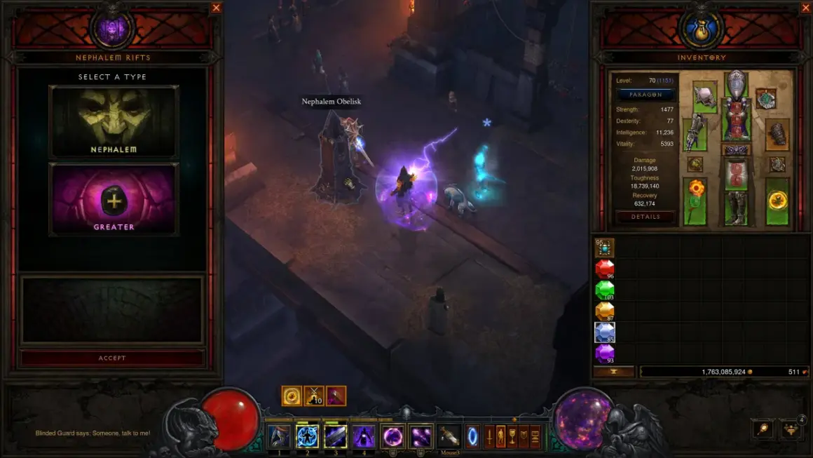 Gracz w Diablo 3 wybiera typ szczeliny. W tle widać obelisk i postacie. W ekwipunku widoczne są statystyki postaci i przedmioty, a także ikony umiejętności. Kostka Kanaiego jest kluczowym elementem rozgrywki.