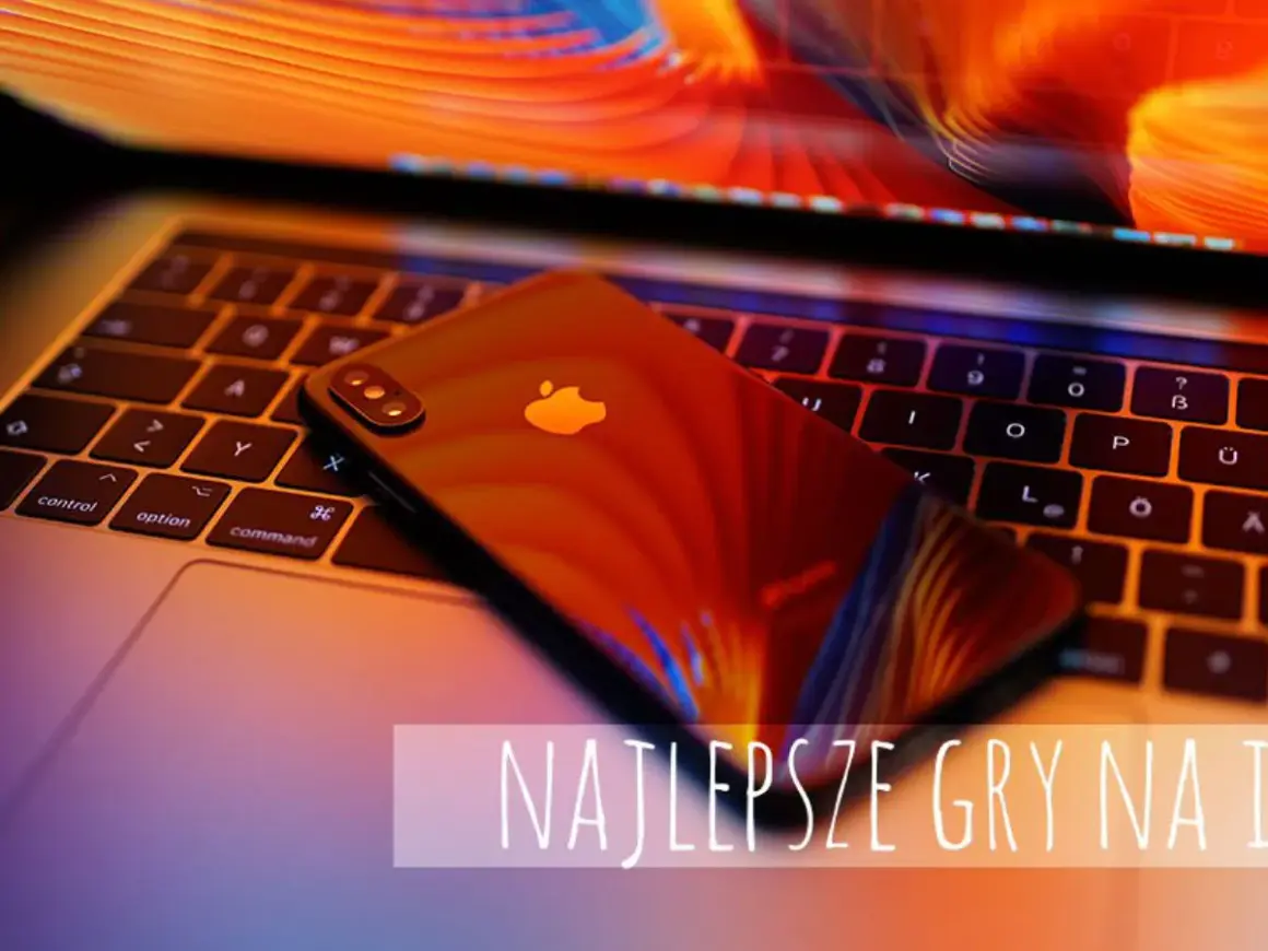 iPhone z jabłuszkiem na klawiaturze laptopa. Czas na najlepsze gry na iPhone!