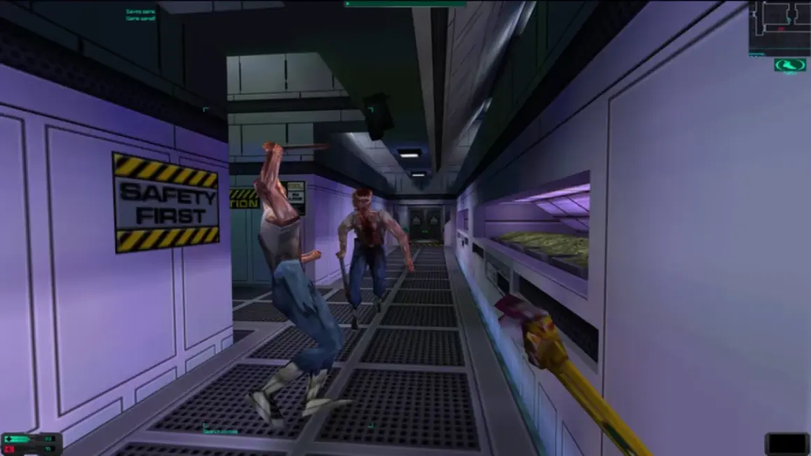 Gracz walczy z zombie w korytarzu stacji kosmicznej. To klasyczny przykład gry typu immersive sim, gdzie liczy się strategia i otoczenie.