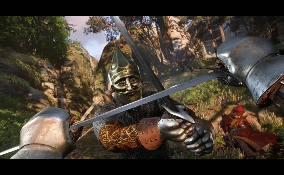 Intensywna walka w Kingdom Come: Deliverance. Dwóch rycerzy w zbrojach i hełmach z maskami mierzy się mieczami w lesie.