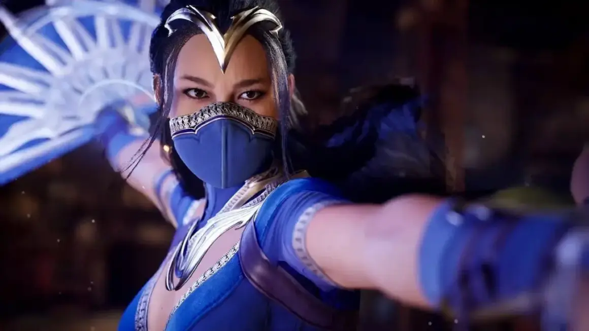 Mortal Kombat Kitana w niebieskim stroju z wachlarzem gotowa do walki.