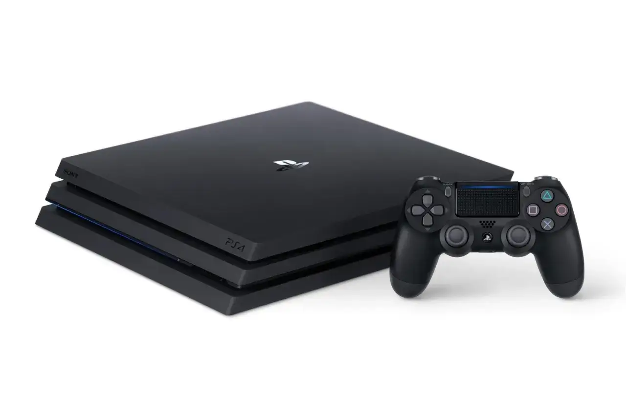 Czarna konsola PlayStation 4 Pro i kontroler, gotowe do gry od momentu, gdy wyszło PS4.