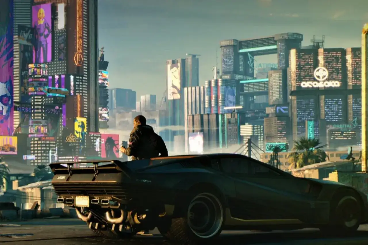 Mężczyzna w futurystycznym mieście, inspirowanym Cyberpunk 2077 2, siedzi na sportowym samochodzie.