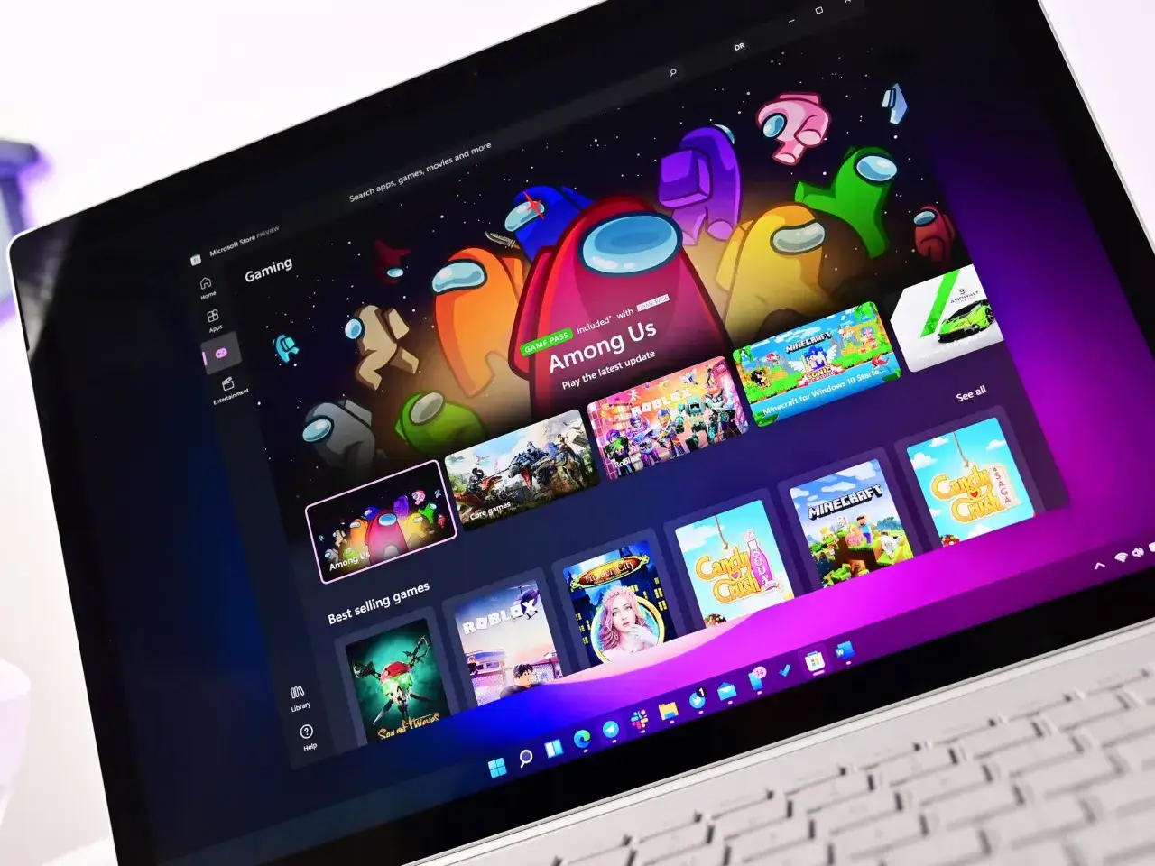 Ekran laptopa z Microsoft Store, sekcja Gaming. Widoczne gry Among Us, Minecraft, Roblox. Szukasz gier Google Play na PC? Tutaj znajdziesz popularne tytuły.