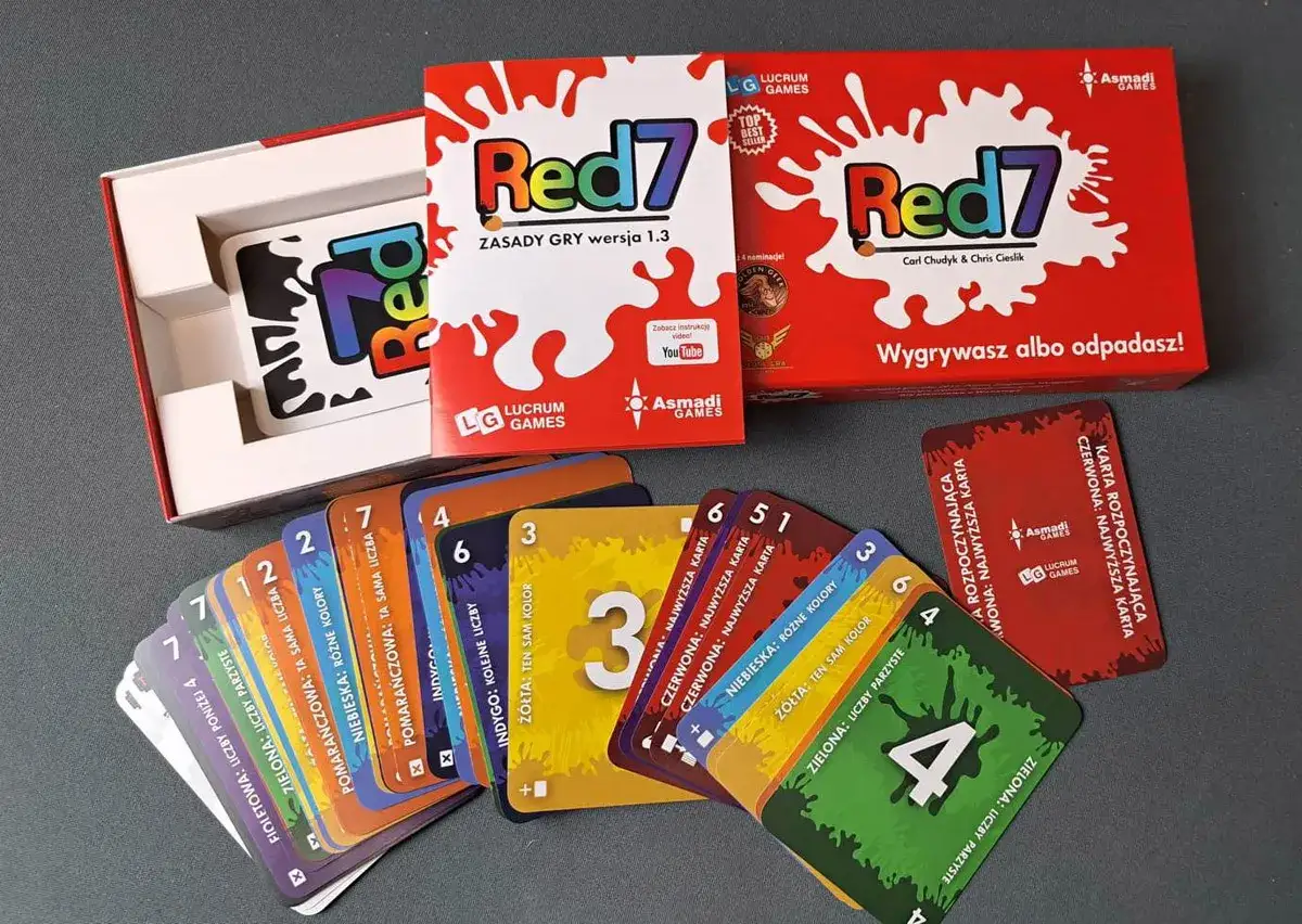 Zestaw gry Red7, zawierający pudełko i karty. To dynamiczne gry karciane, które wymagają szybkiego myślenia i adaptacji.