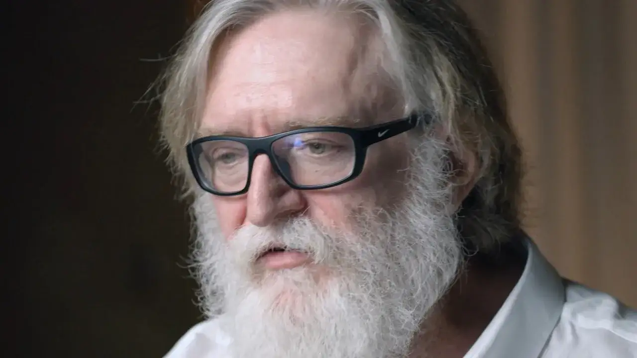 Gabe Newell, twórca Steam, w okularach i z siwą brodą, zastanawia się nad przyszłością gier.