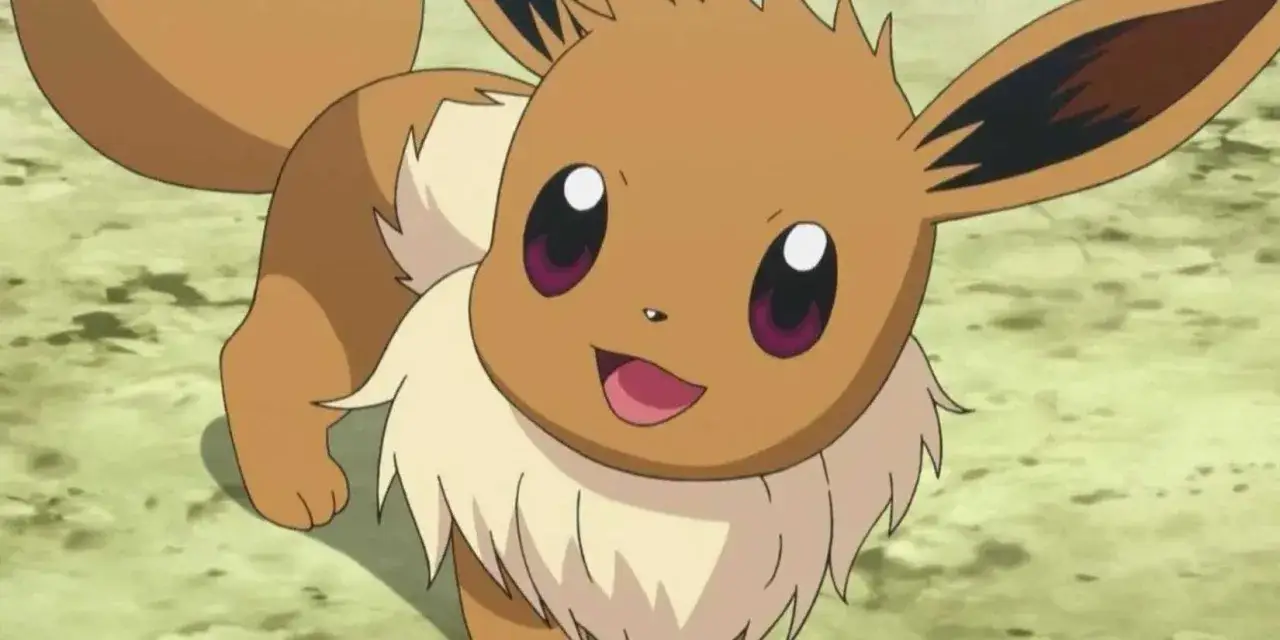 Uśmiechnięty Eevee, jeden z najpopularniejszych pokemonów, wesoło patrzy w obiektyw.