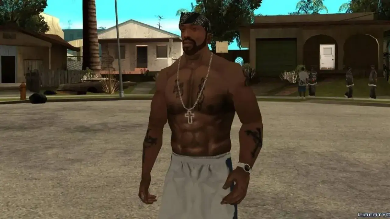 CJ z San Andreas, z tatuażami i krzyżem na szyi, stoi na tle osiedla.