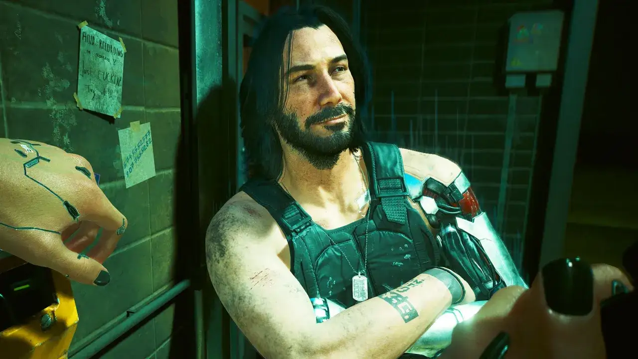 Johnny Silverhand, aktor z cybernetycznym ramieniem, patrzy zza krat. Na ścianie wisi notatka